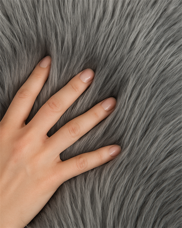 Peluche Gri Kuzu Post Halı – Ekstra Yumuşak Kaymaz Tabanlı Peluş Post