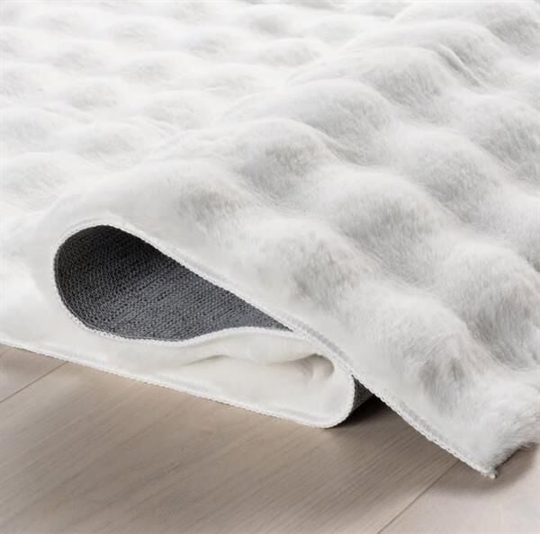 Dekoratif Beyaz Peluş Halı – Kaymaz, Kolay Temizlenen, Yumuşak Dokulu