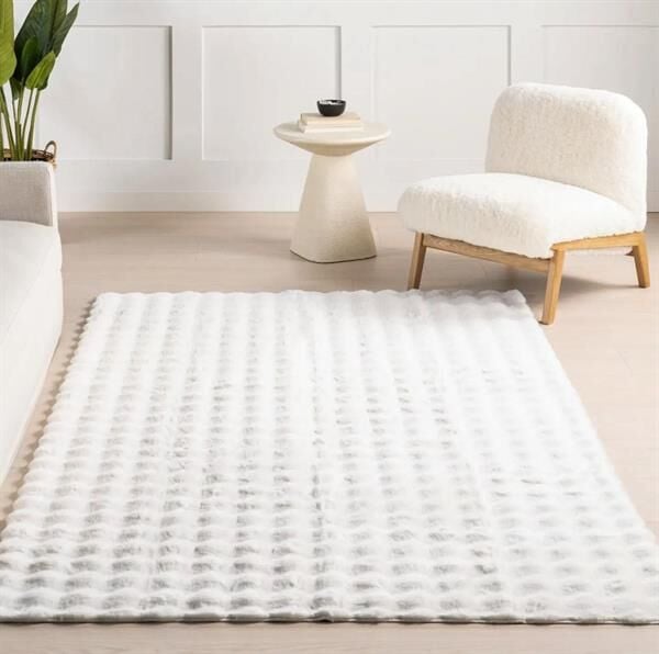 Dekoratif Beyaz Peluş Halı – Kaymaz, Kolay Temizlenen, Yumuşak Dokulu